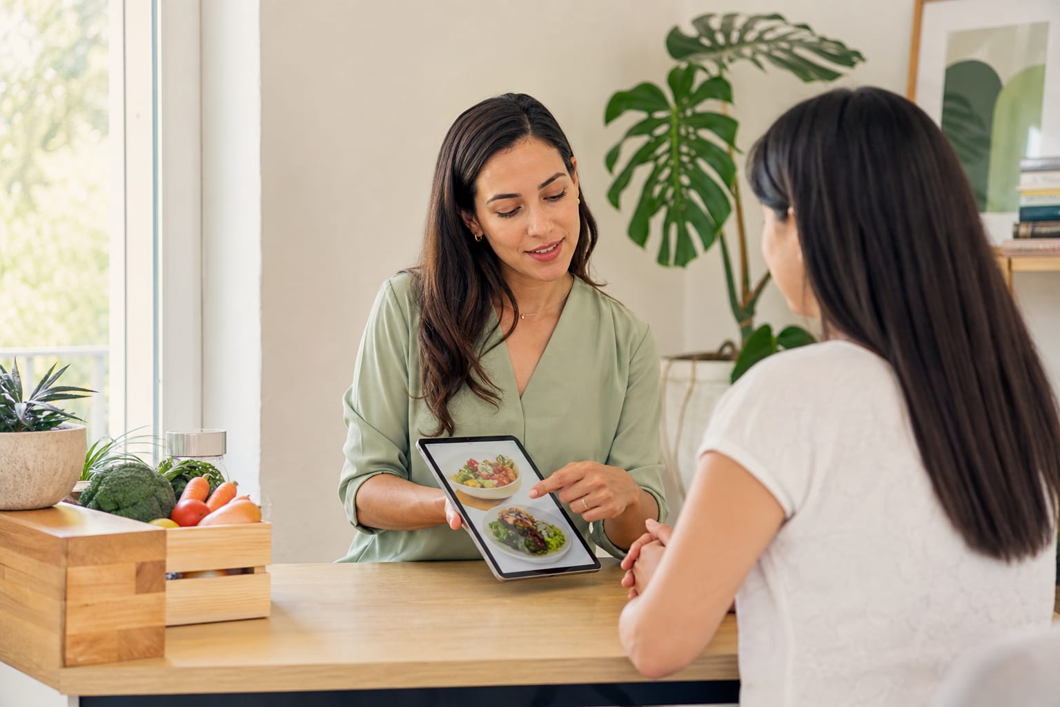 Nutrióloga en consulta revisando el plan de alimentación